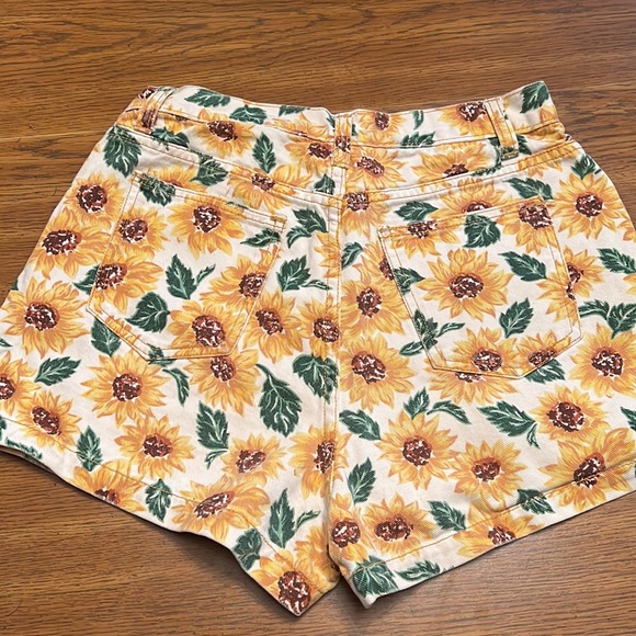 Vintage // High Rise Jean shorts - Picture 3 of 3